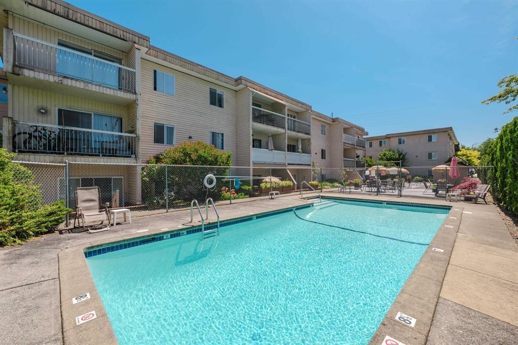Living Room Photo of 123 11806 88 Avenue, Delta, BC