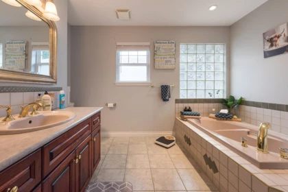 Powder Room Photo of 9921 Parkwood Drive, Rosedale, BC