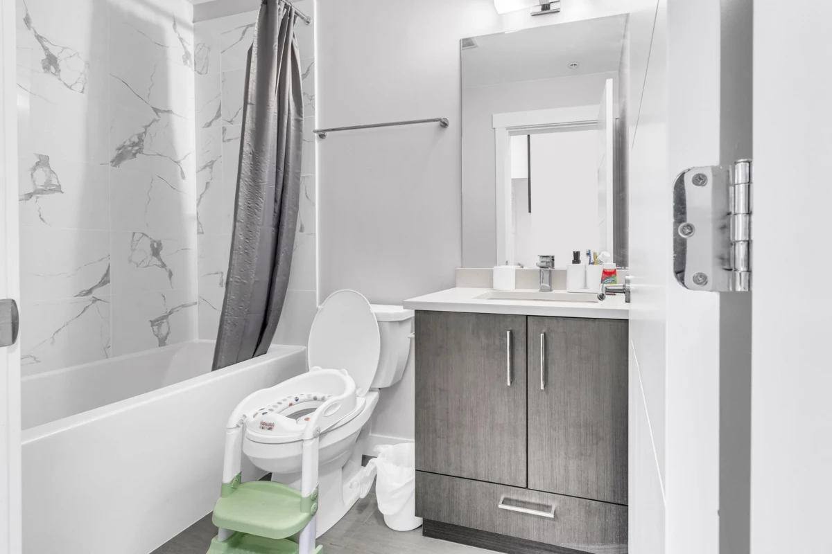 Entry Foyer Photo of 223 32690 14 Avenue, Mission, BC