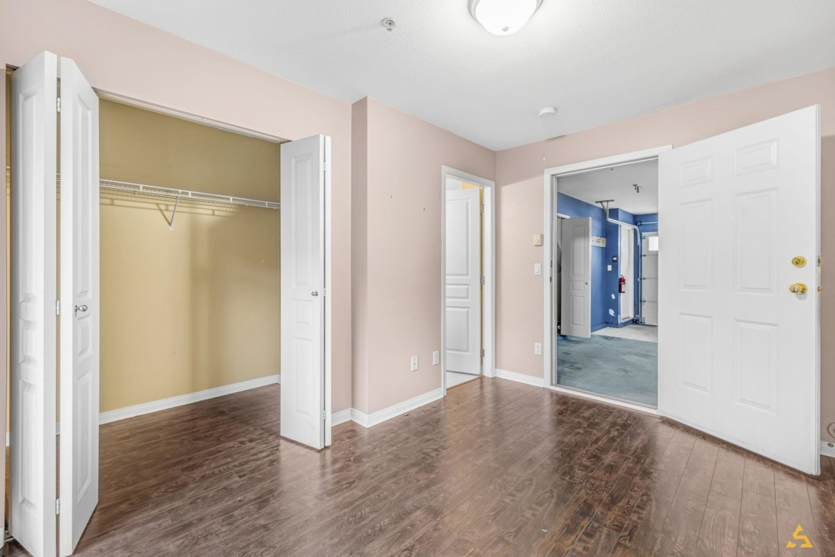Walk-In Closet Photo of 112 19700 56 Avenue, Langley, BC