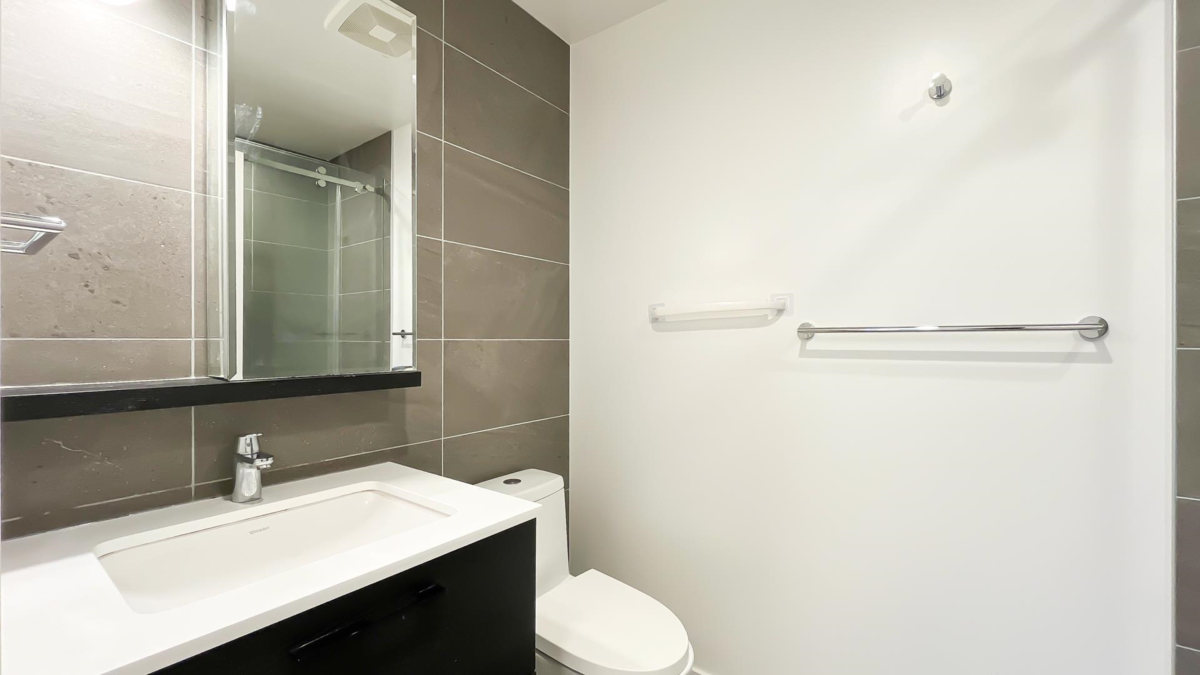 Primary Bathroom Photo of 2006 2181 Madison Avenue, Burnaby, BC