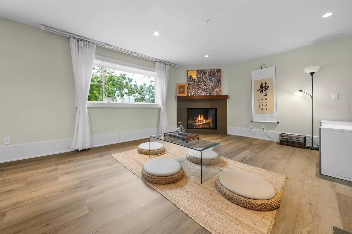 Walk-In Closet Photo of 1162 Millstream Road, West Vancouver, BC