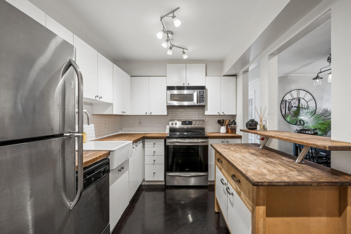 Kitchen Island Photo of 53 19034 Mcmyn Road, Pitt Meadows, BC
