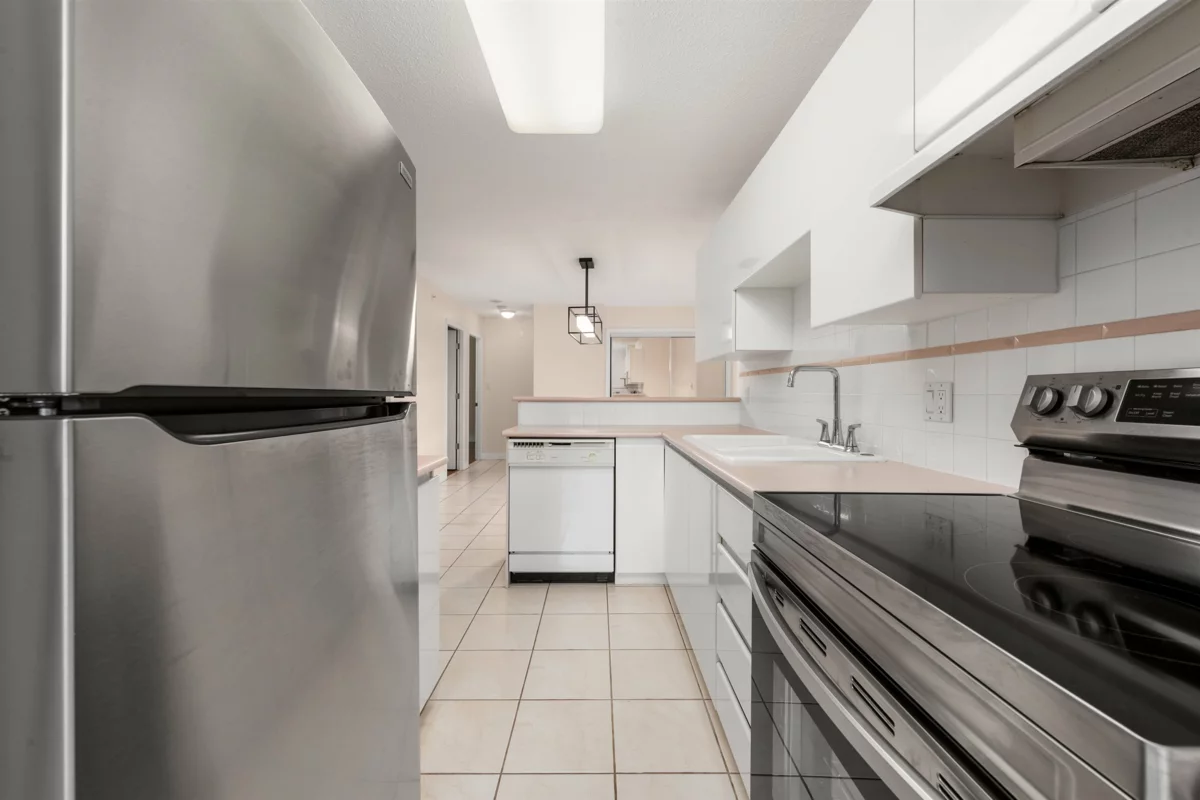 Breakfast Nook Photo of 306 6622 Southoaks Crescent, Burnaby, BC