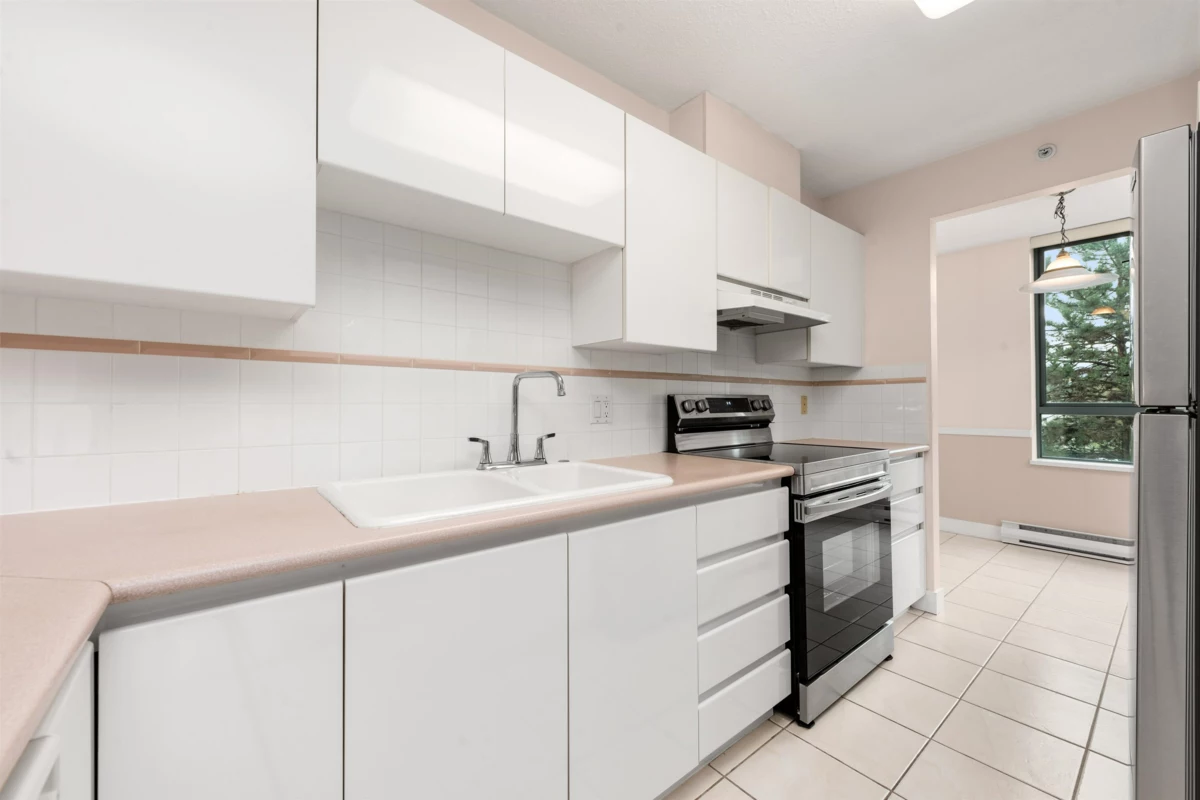 Dining Area Photo of 306 6622 Southoaks Crescent, Burnaby, BC