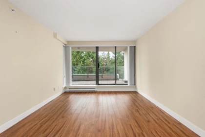 Entry Foyer Photo of 306 6622 Southoaks Crescent, Burnaby, BC