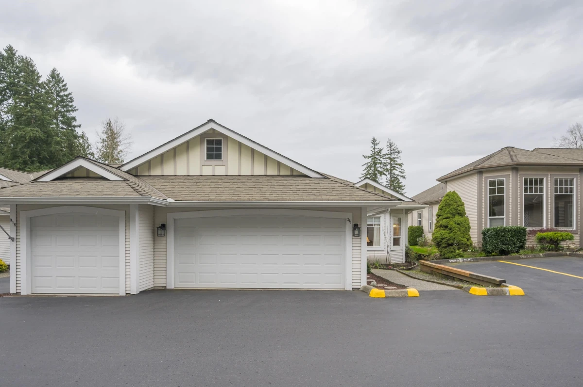 Living Room Photo of 313 20655 88 Avenue, Langley, BC