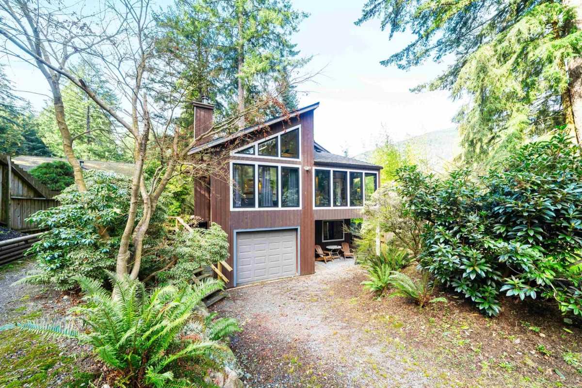 Family Room Photo of 576 Cowan Road, Bowen Island, BC