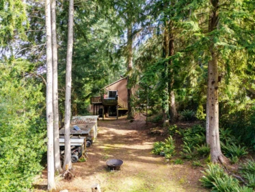Community Amenities Photo (Clubhouse) of 576 Cowan Road, Bowen Island, BC