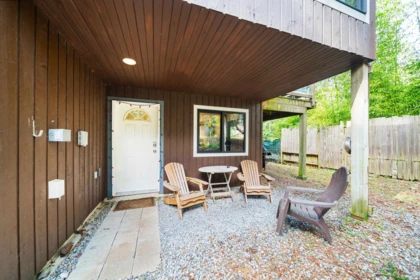Entry Foyer Photo of 576 Cowan Road, Bowen Island, BC
