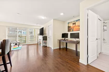 Kitchen Photo of 219 15735 Croydon Drive, Surrey, BC
