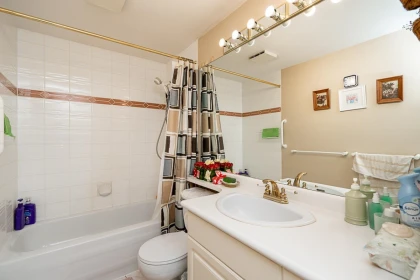Mudroom Photo of 118 12633 72 Avenue, Surrey, BC
