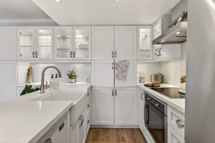Kitchen Island Photo of 1108 1060 Alberni Street, Vancouver, BC