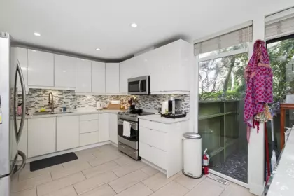 Kitchen Island Photo of 4430 Yew Street, Vancouver, BC