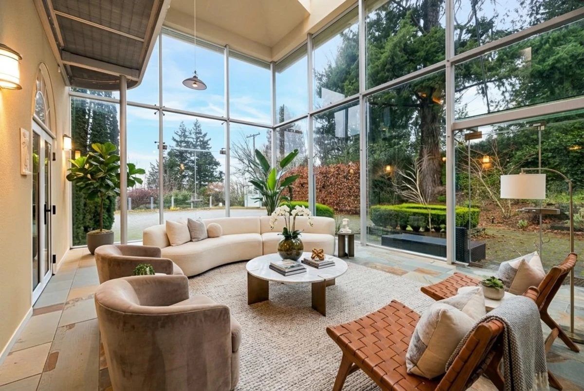 Dining Area Photo of 6220 Summit Avenue, West Vancouver, BC