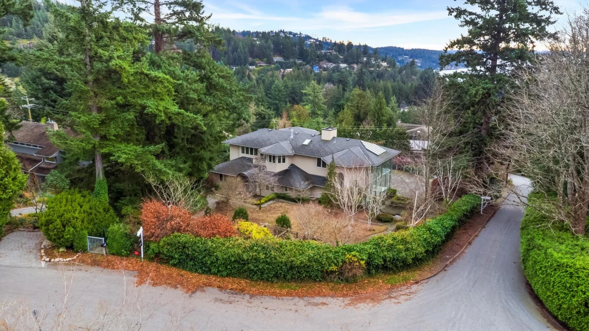 Family Room Photo of 6220 Summit Avenue, West Vancouver, BC