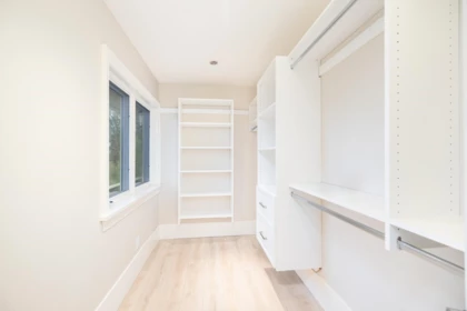 Hallway Photo of 6220 Summit Avenue, West Vancouver, BC