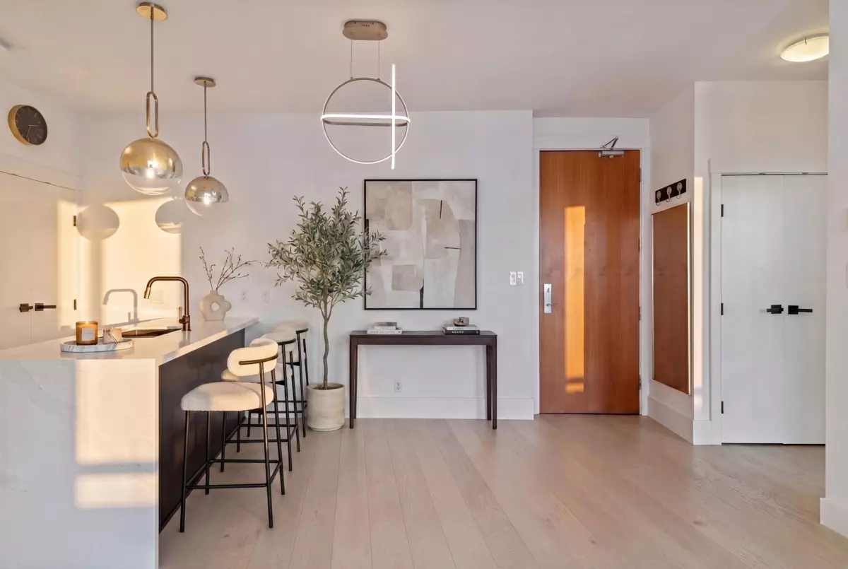 Living Room Photo of 3007 1189 Melville Street, Vancouver, BC