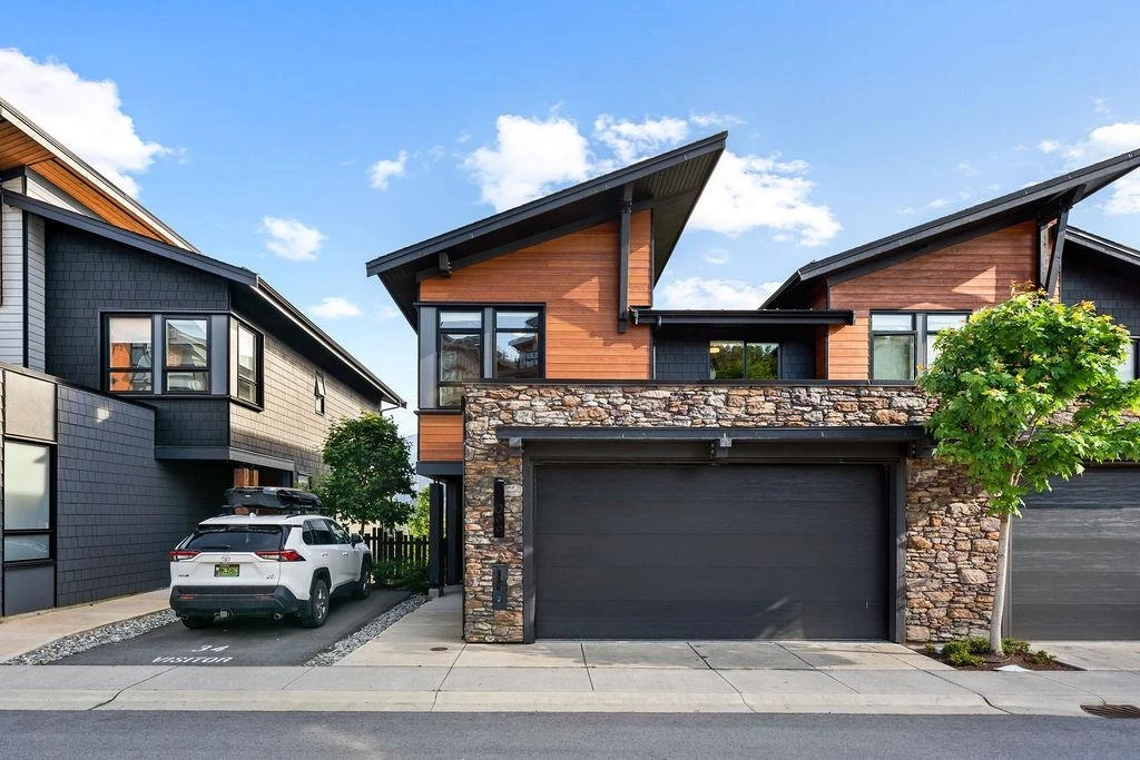 Living Room Photo of 41249 Highline Place, Squamish, BC