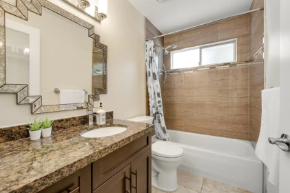 Guest Bathroom Photo of 26115 124 Avenue, Maple Ridge, BC