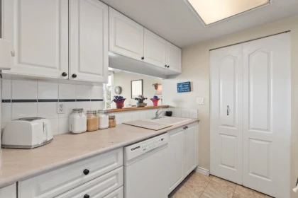 Walk-In Closet Photo of 602 567 Lonsdale Avenue, North Vancouver, BC