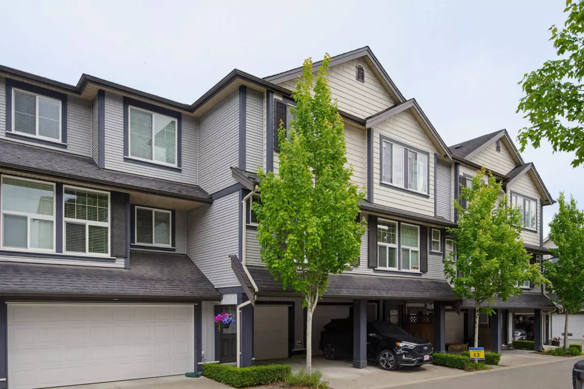 Living Room Photo of 15 20831 70 Avenue, Langley, BC