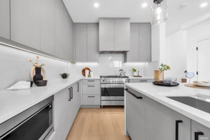 Kitchen Island Photo of 2 2316 Cliff Avenue, Burnaby, BC