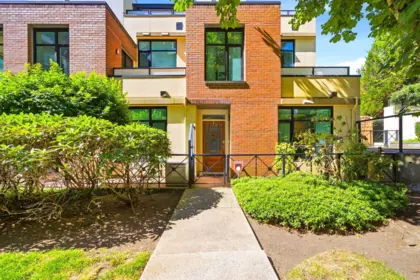 114 8 Renaissance Square, New Westminster, BC, New Westminster — Townhouse for sale
