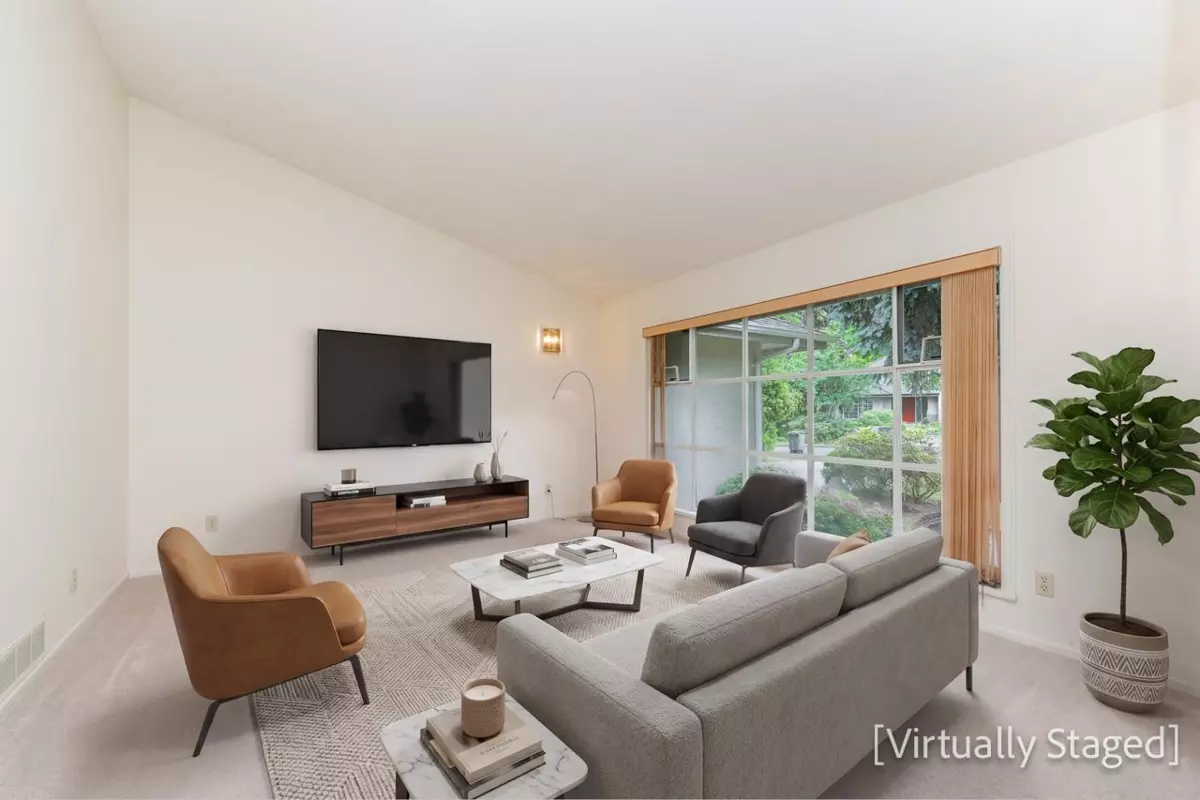 Dining Area Photo of 13096 21a Avenue, Surrey, BC