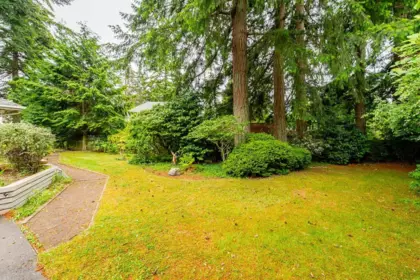 Front Yard Photo of 13096 21a Avenue, Surrey, BC