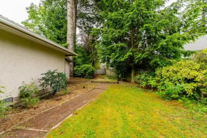 Garden / Landscaping Photo of 13096 21a Avenue, Surrey, BC