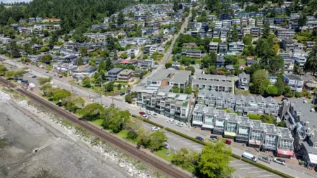Garden / Landscaping Photo of 203 1150 Oxford Street, White Rock, BC
