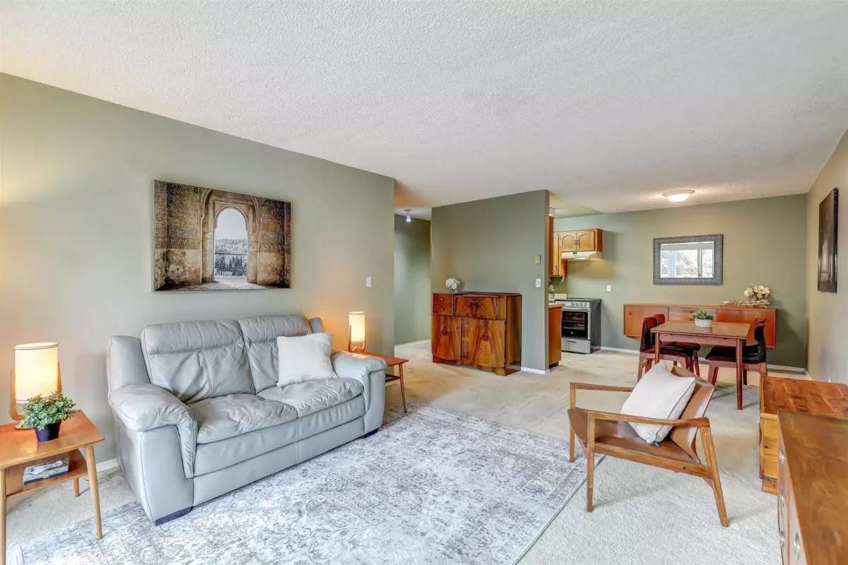 Family Room Photo of 206 1473 Blackwood Street, White Rock, BC