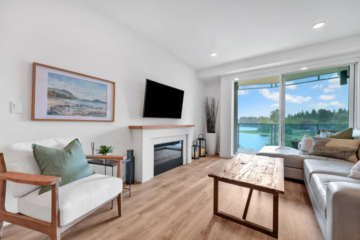 Living Room Photo of 404 33160 Plaxton Crescent, Abbotsford, BC