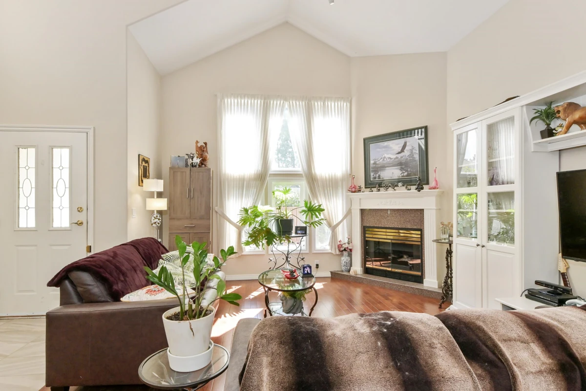 Living Room Photo of 7 13911 16 Avenue, Surrey, BC