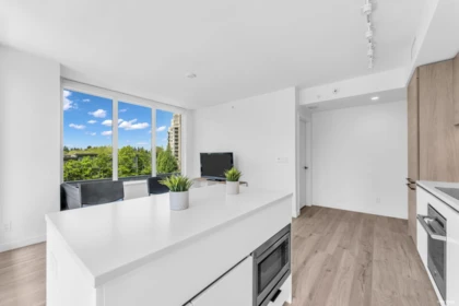 Kitchen Photo of 510 13428 105 Avenue, Surrey, BC
