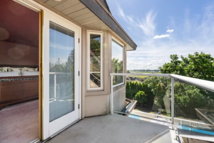 Entry Foyer Photo of 16672 77 Avenue, Surrey, BC