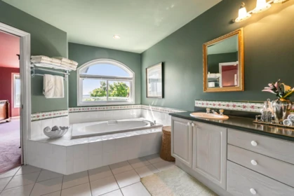Hallway Photo of 16672 77 Avenue, Surrey, BC