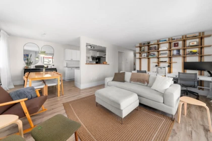 202 1610 Chesterfield Avenue, North Vancouver, BC, North Vancouver — Apartment/Condo for sale