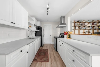 Kitchen Island Photo of 202 1610 Chesterfield Avenue, North Vancouver, BC