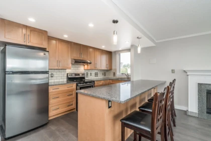 Kitchen Island Photo of 412 15111 Russell Avenue, White Rock, BC