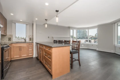 Kitchen Photo of 412 15111 Russell Avenue, White Rock, BC