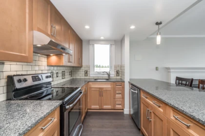 Pantry Photo of 412 15111 Russell Avenue, White Rock, BC
