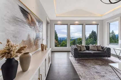 Kitchen Island Photo of 4816 Skyline Drive, North Vancouver, BC