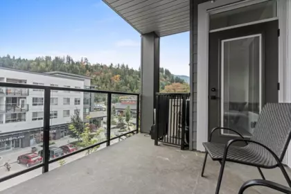 Entry Foyer Photo of 410 45511 Campus Drive, Chilliwack, BC