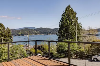 462 Central Avenue, Gibsons, BC, Gibsons — Single Family Residence for sale