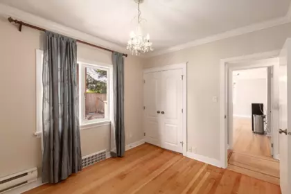 Guest Bathroom Photo of 1441 Haywood Avenue, West Vancouver, BC