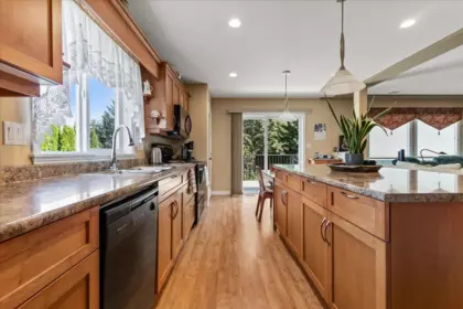 Kitchen Island Photo of 46517 Armstrong Place, Chilliwack, BC