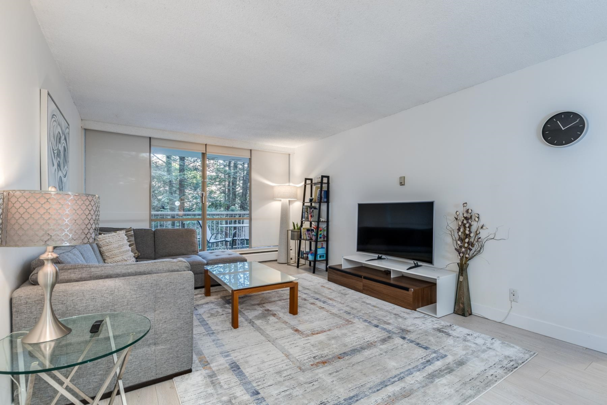 Living Room Photo of 318 2012 Fullerton Avenue, North Vancouver, BC