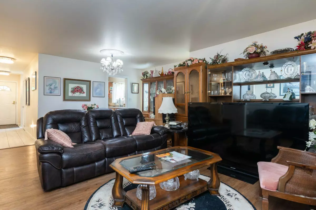 Breakfast Nook Photo of 118 6841 138 Street, Surrey, BC